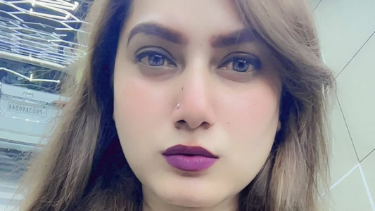 Investigan la misteriosa muerte de una influencer que apareció dentro de un auto