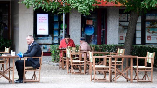 En España reabren bares al aire libre, negocios chicos y misas (pero no en Madrid ni Barcelona)
