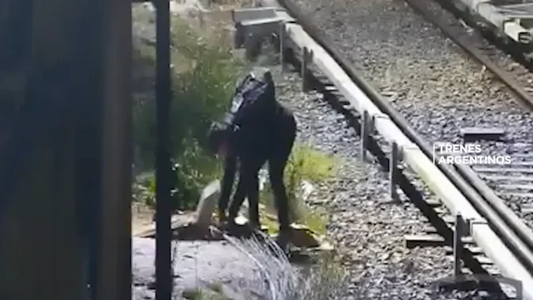 Impactante video: intentó robar cables del tren Mitre y casi muere electrocutado
