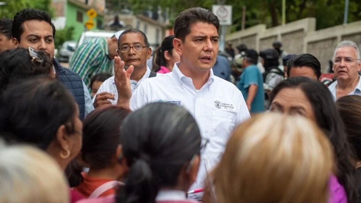 El último y casi único acto de gobierno del alcalde decapitado en México: asisitiendo a las víctimas de una inundación en Chilpancingo. (Foto: Gentileza Agencia Airzia)