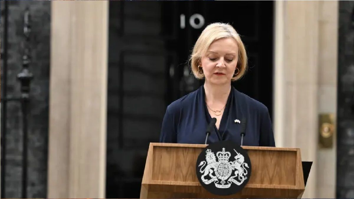 Liz Truss anuncia su renuncia frente a la puerta de su residencia como primera ministra (Foto: Gentileza NBC)
