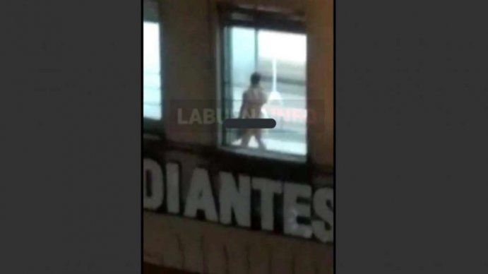 Se asomó desnudo a la ventana y su vecina los escrachó en las redes