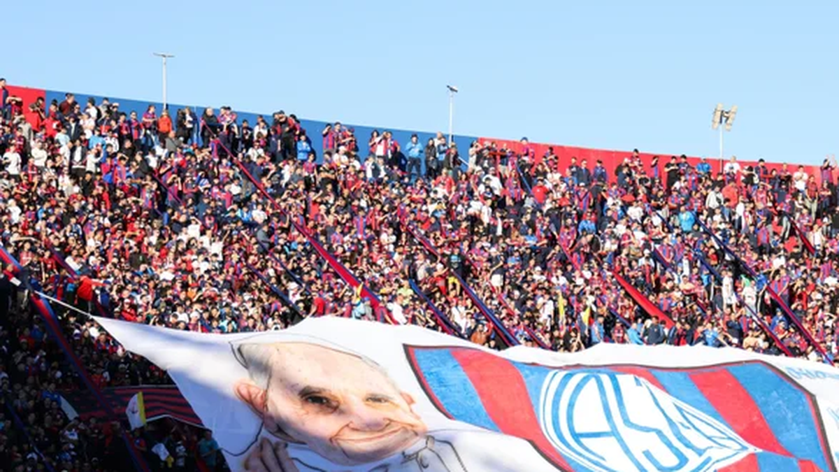 La gente de San Lorenzo, adem&aacute;s de protestar contra Moretti, homeneaj&oacute; a Francisco.Fotograf&iacute;a: Agencia Noticias Argentinas / @SanLorenzo)