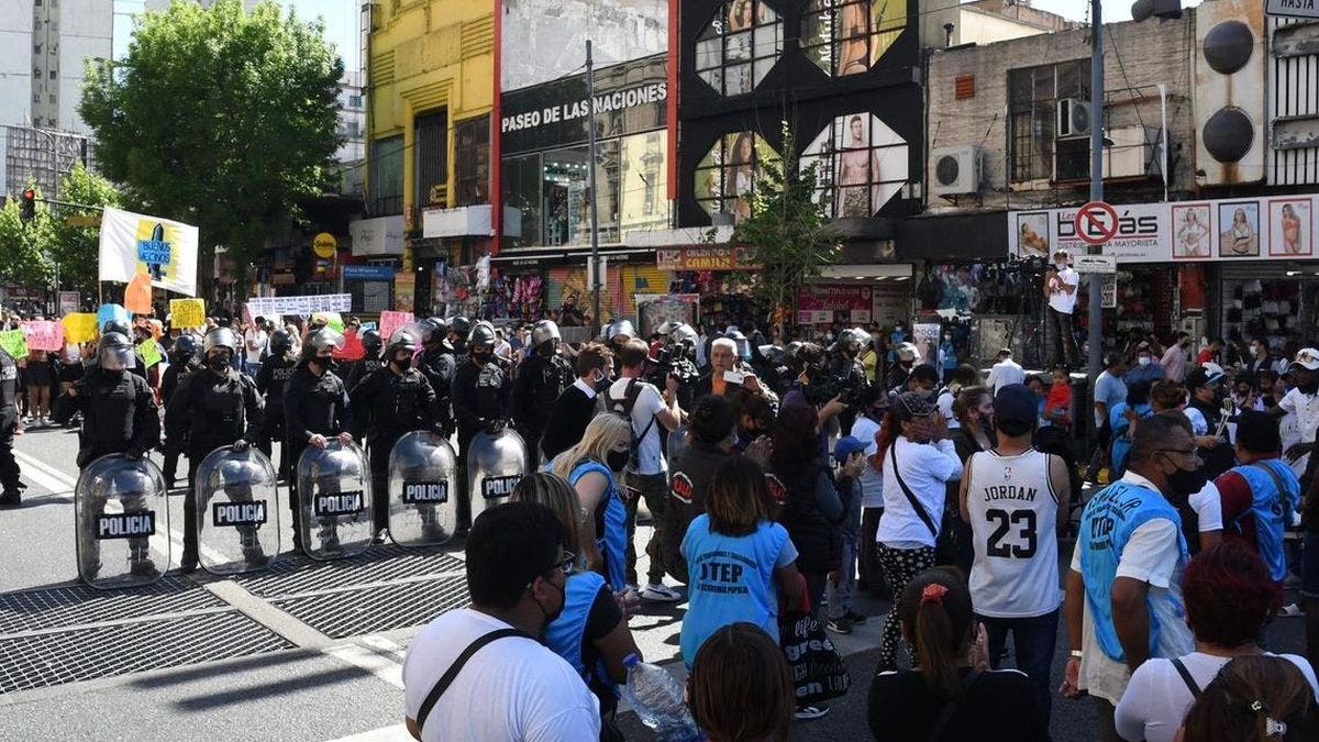 Once | Policía de la Ciudad clausuró 19 locales y secuestró mercadería: los manteros denunciaron robo&nbsp; (Foto: Twitter Mercado de Noticias).
