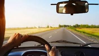 Un zombie me quería comer: el aterrador momento que vivió un hombre mientras manejaba en la ruta