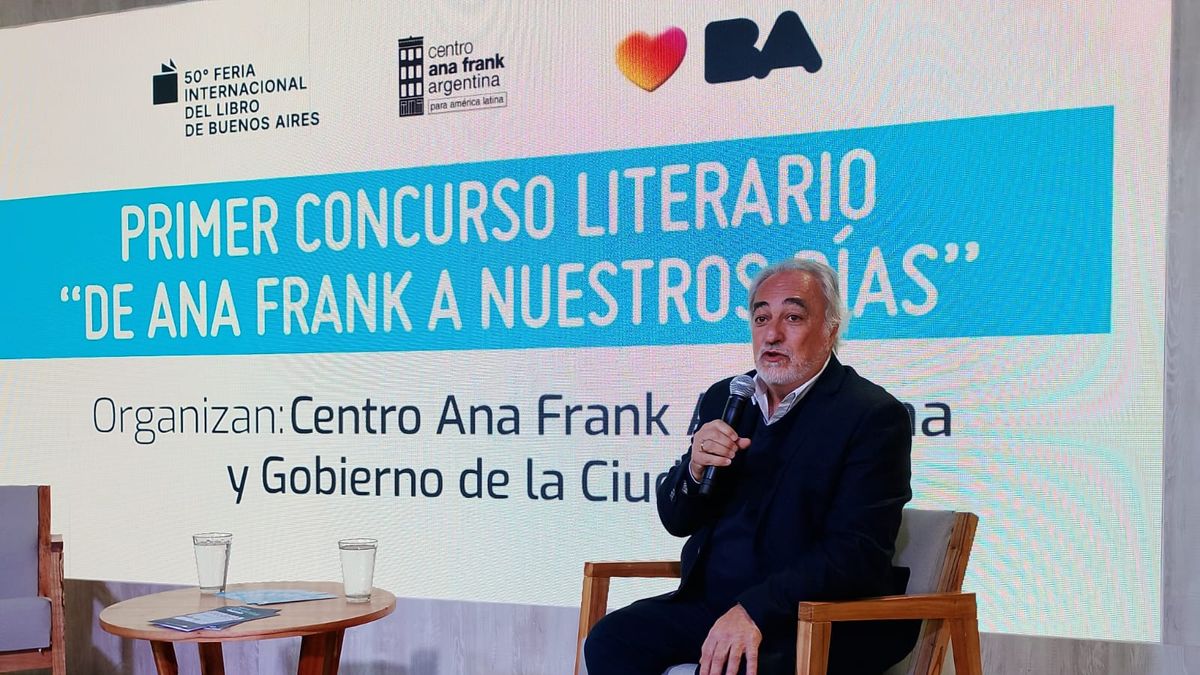El lanzamiento se realizó en la Feria Internacional del Libro con la participación de Héctor Shalom y autoridades culturales porteñas. (Foto: Centro Ana Frank).