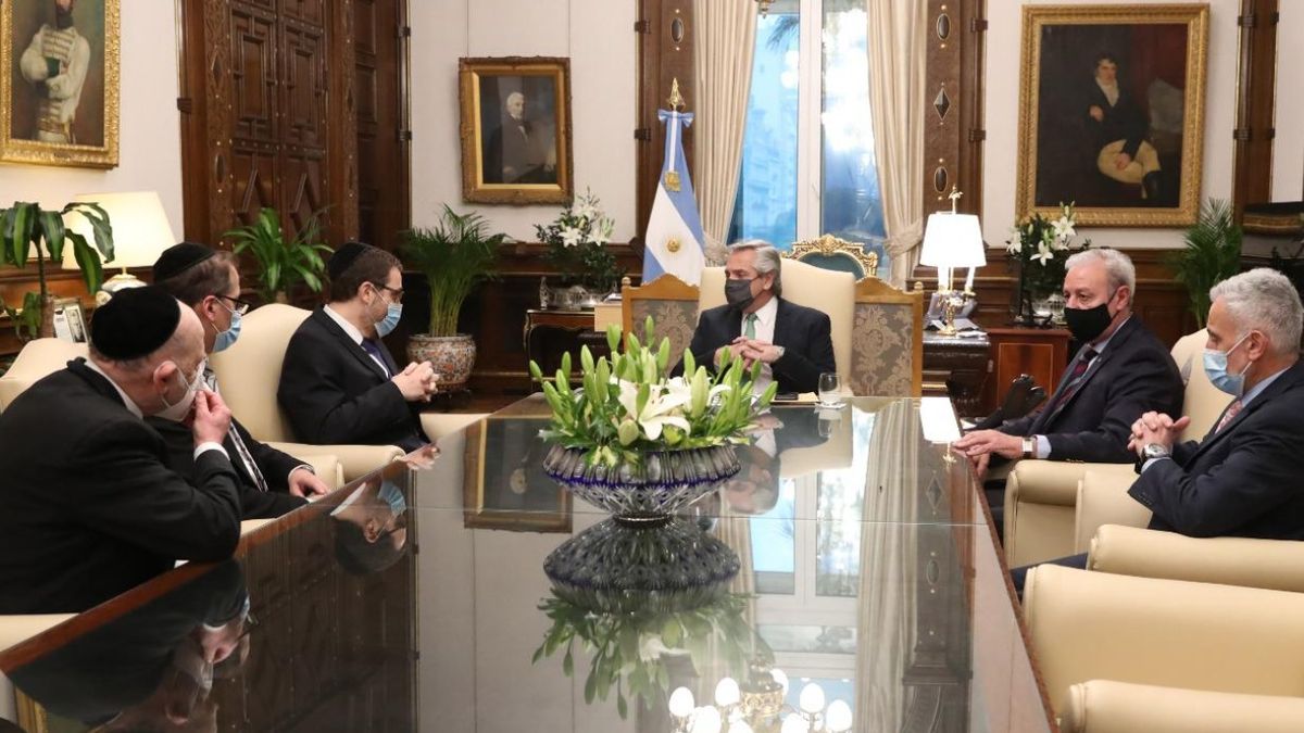 Alberto Fernández junto a las máximas autoridades de la Asociación Mutual Israelita Argentina (AMIA). (Foto: Presidencia)