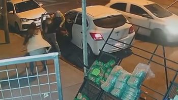 Video | Querían robarle el auto, estaba su hija adentro y la rescató de los delincuentes a los escobazos