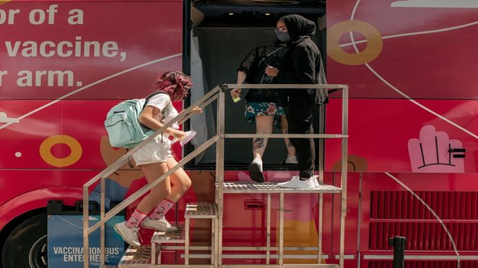 A EE.UU le sobran vacunas, pero es el país desarrollado que más muertes tiene por la pandemia: por qué