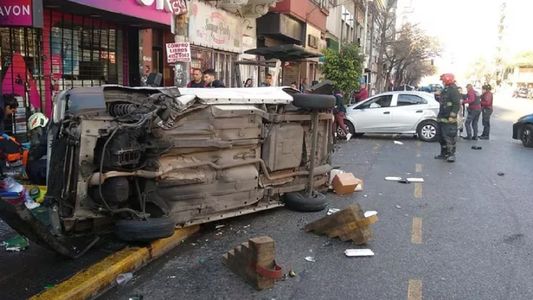 Cinco personas resultaron heridas tras un triple choque y vuelco en Villa Crespo