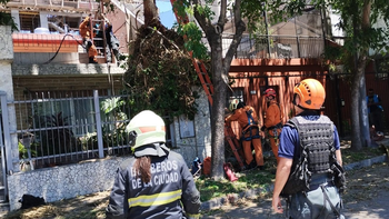 Bomberos de la Ciudad tuvieron que descolgar al joven de 23 años que finalmente falleció rumbo al Hospital Pirovano (Foto: Diario Villa Ortúzar). 