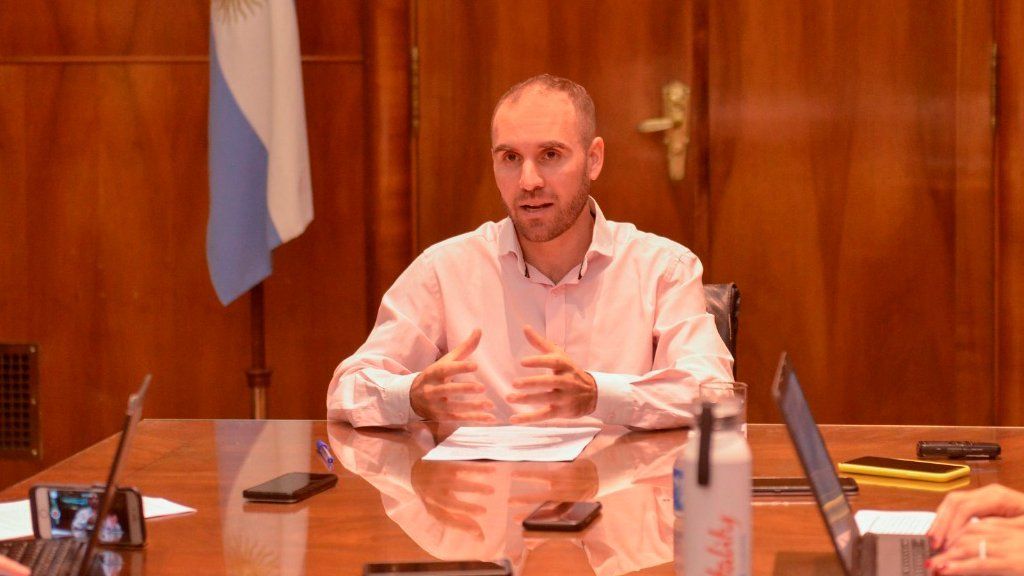 Guzmán prepara una oferta a bonistas en línea con el pedido de alivio propuesto por el FMI