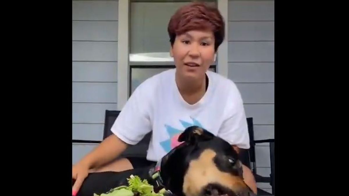 Video: una influencer quiso demostrar que su perra era vegetariana