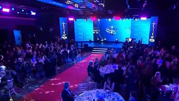 La ganadora que se cayó al buscar el Martín Fierro de Radio: ¡No hay que beber!