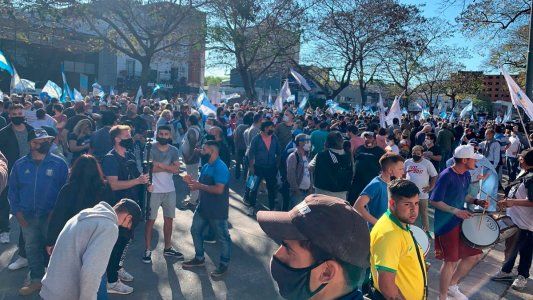 Tensión en Olivos: manifestantes opositores y oficialistas frente a frente en la Residencia Presidencial
