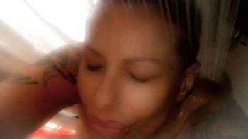 La ducha caliente de Daniela Cardone