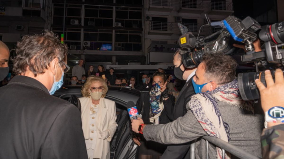 Mirtha Legrand anoche volvió al teatro junto a su nieta Juana Viale, quien la animó a retomar de a poco sus eventos sociales. Foto: Simón Quesada. 