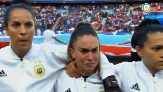 Las lágrimas de Agustina Barroso durante el himno argentino, antes de su duelo contra Escocia