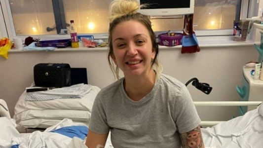 Jugaba con su hijo, sintió un dolor agudo y fue internada: le amputaron todos los dedos