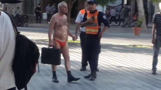 Un hombre protestó en colaless y con una maletín para que desalojen a las travestis de su cuadra