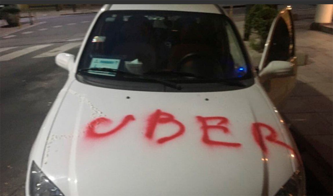 “Un taxista nos amenazó con un palo por viajar en la parte de atrás de mi auto, con mi bebé recién nacido”