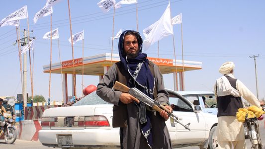 El presidente de Afganistán huyó del país y los talibanes volvieron al poder tras 20 años