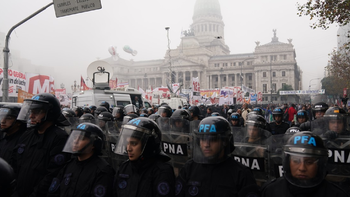 Javier Milei felicitó a las Fuerzas de Seguridad por el operativo medio de la Ley Bases: Intentaron perpetuar un golpe de Estado. (Foto: gentileza Clarín)