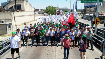 El paro de transporte de 24 horas arrancó con largas colas y colectivos llenos: habrá cortes y ollas populares