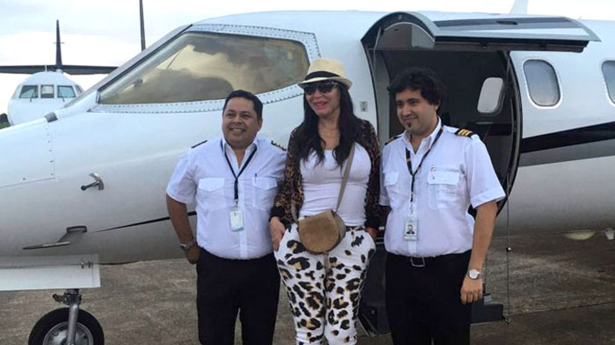 La actriz realizó una escapada al país vecino y poso con los pilotos que la llevaron.