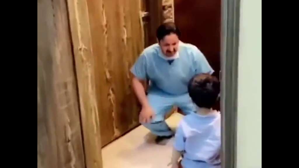 Coronavirus: un enfermero rechazó el abrazo de su hijo para protegerlo y rompió en llanto