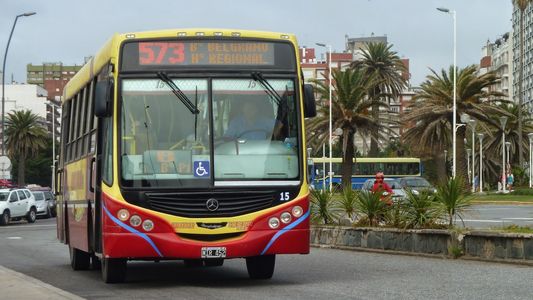 Un pasajero tenía frío y golpeó en la cara al colectivero porque no cerró la puerta