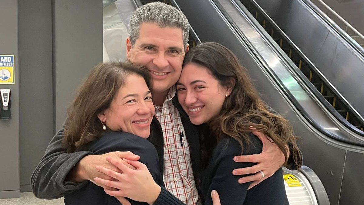 Reencuentro familiar en Washington. Juan Sebastián Chamorro se abraza con su esposa y su hija tras pasar más de un año detenido en Nicaragua (Foto: AP)