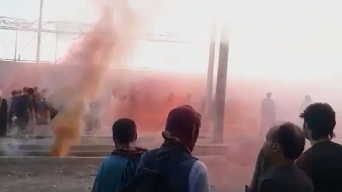 Gases lacrimógenos en el acceso al aeropuerto de Kabul (Foto: AP)
