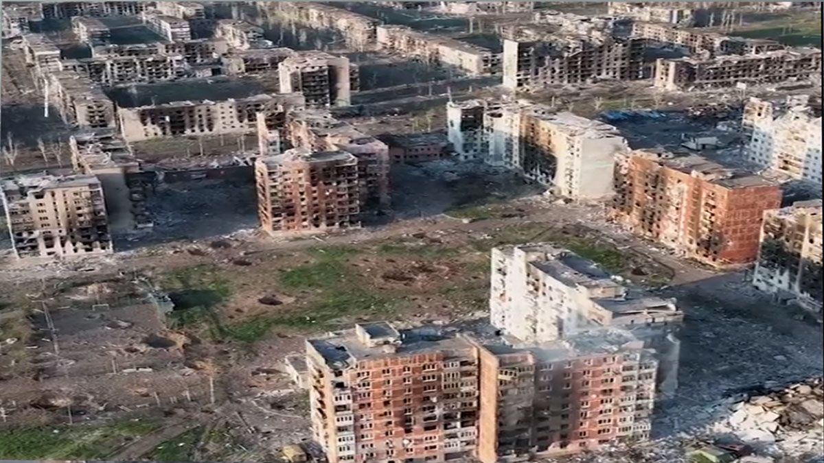 Todos los edificios de Bajmut est&aacute;n destruidos. En las plazas se ven los cr&aacute;teres causados por los misiles. (Foto: Gentileza NYT)