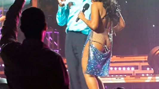 Una cantante muestra su cola por un descuido con el vestido