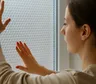El truco finlandés con papel de burbujas para aislar ventanas y mantener la casa más cálida