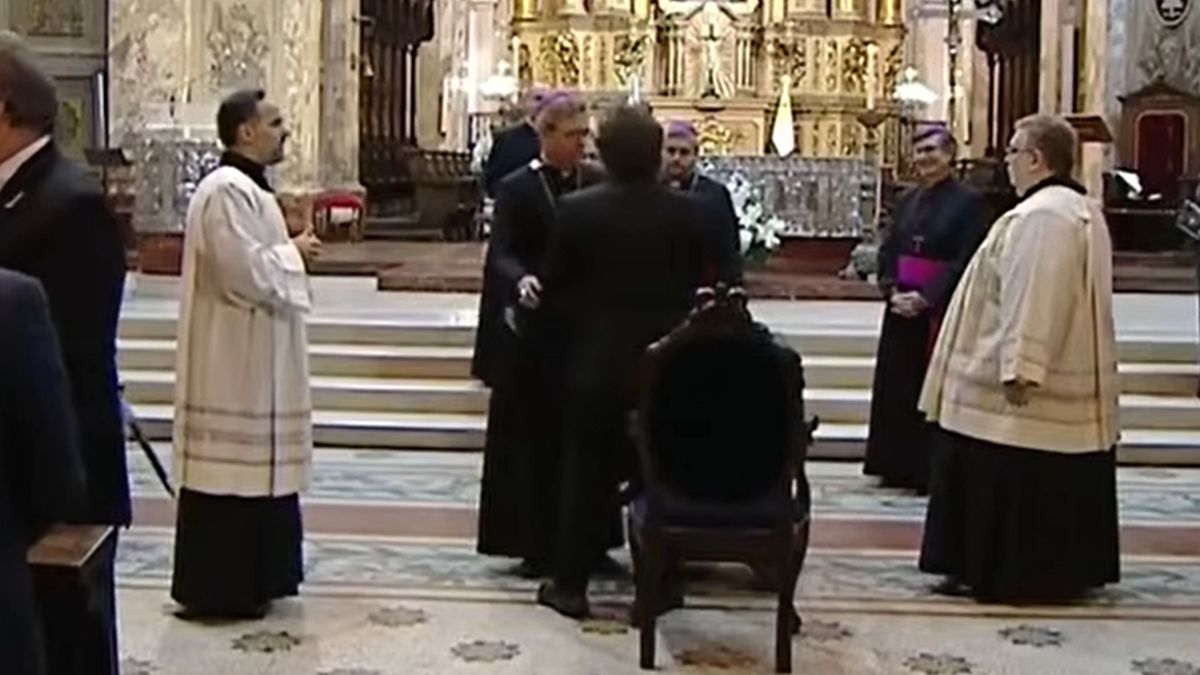 García Cuerva saluda al presidente Javier Milei. (Foto: Captura de TV)