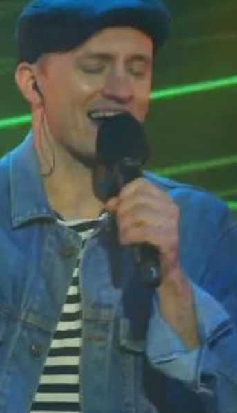 Un músico bielorruso le dio un cabezazo a un espectador que se subió al escenario