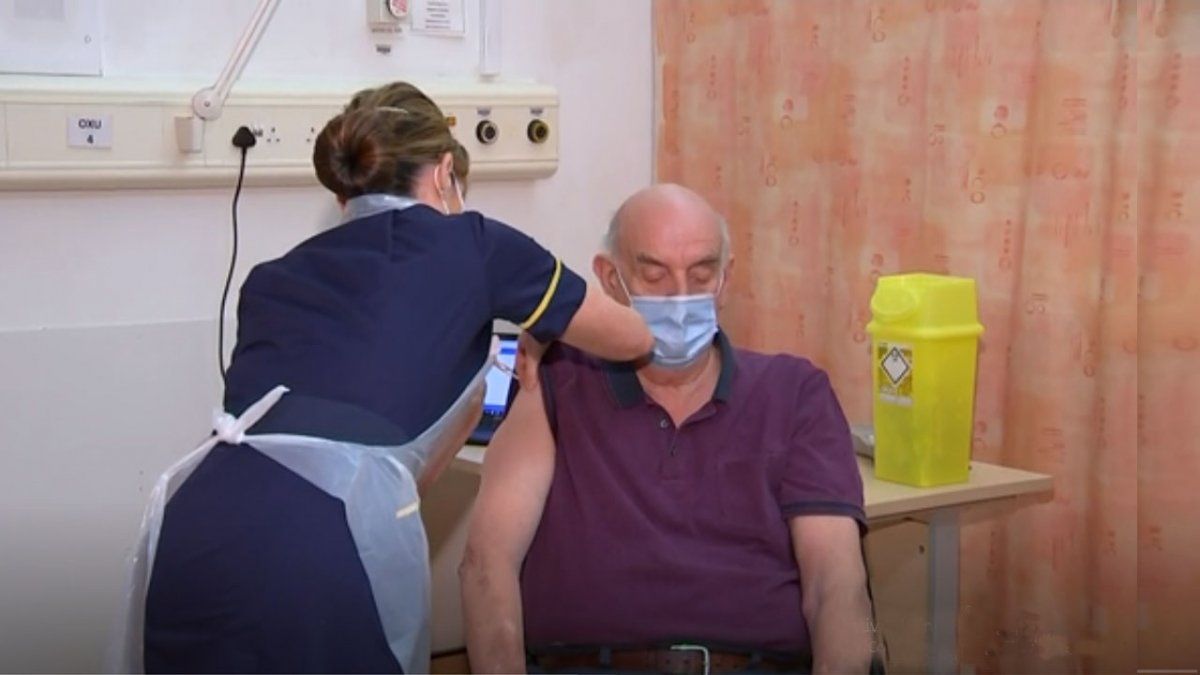 La esperanza argentina: el Reino Unido comenzó a aplicar masivamente la vacuna de AstraZeneca contra el COVID-19
