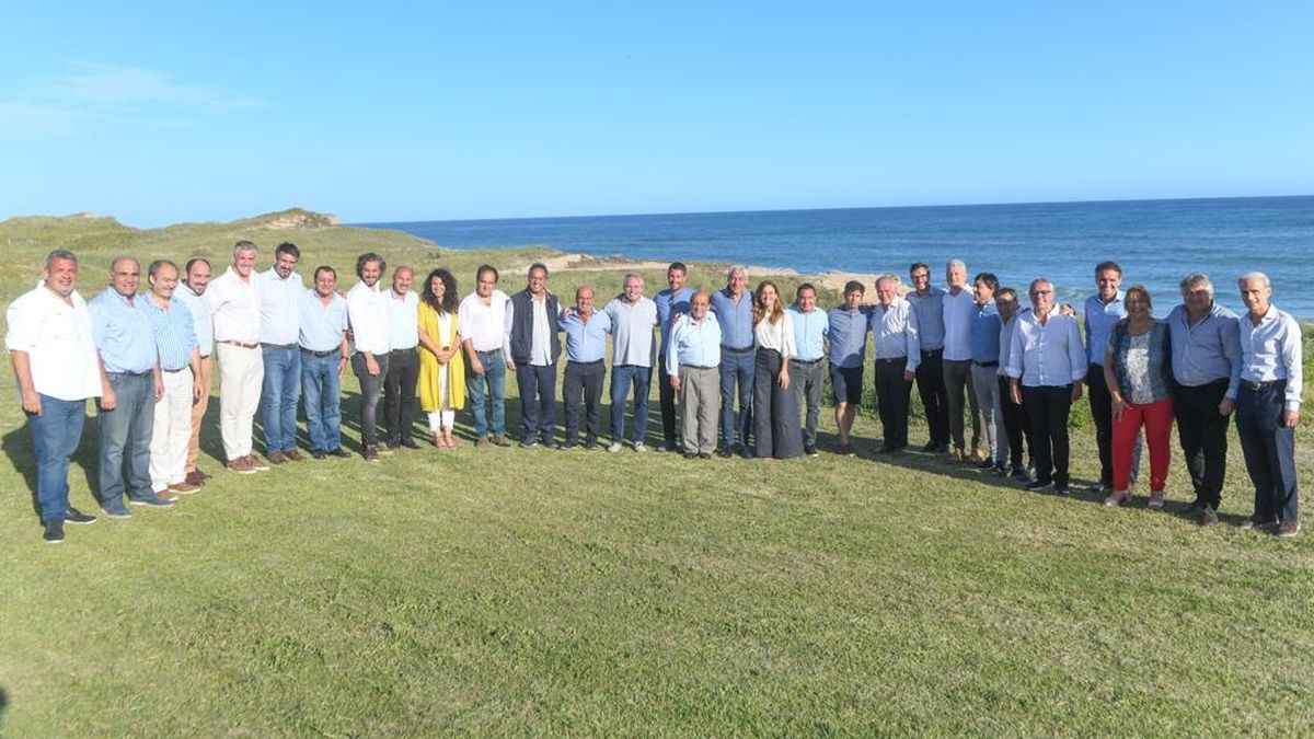 Alberto Fernández en la Costa con intendentes (Foto: presidencia)