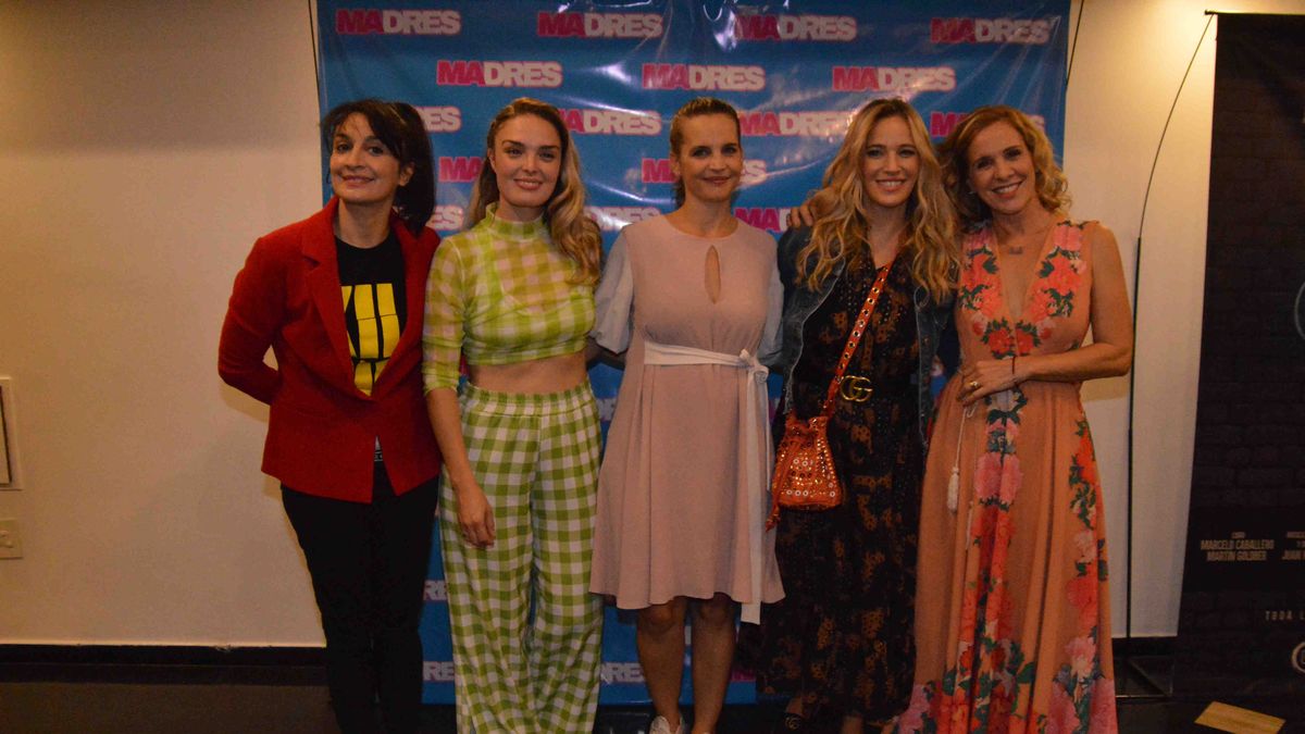 Luisana Lopilato junto al elenco de Madres. Crédito: Grosby.