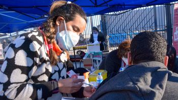 Vacunación: la Provincia habilitó la segunda dosis libre para mayores de 18 con enfermedades y trabajadores de la educación. Vacunación: la Provincia habilitó la segunda dosis libre para mayores de 18 con enfermedades y trabajadores de la educación.