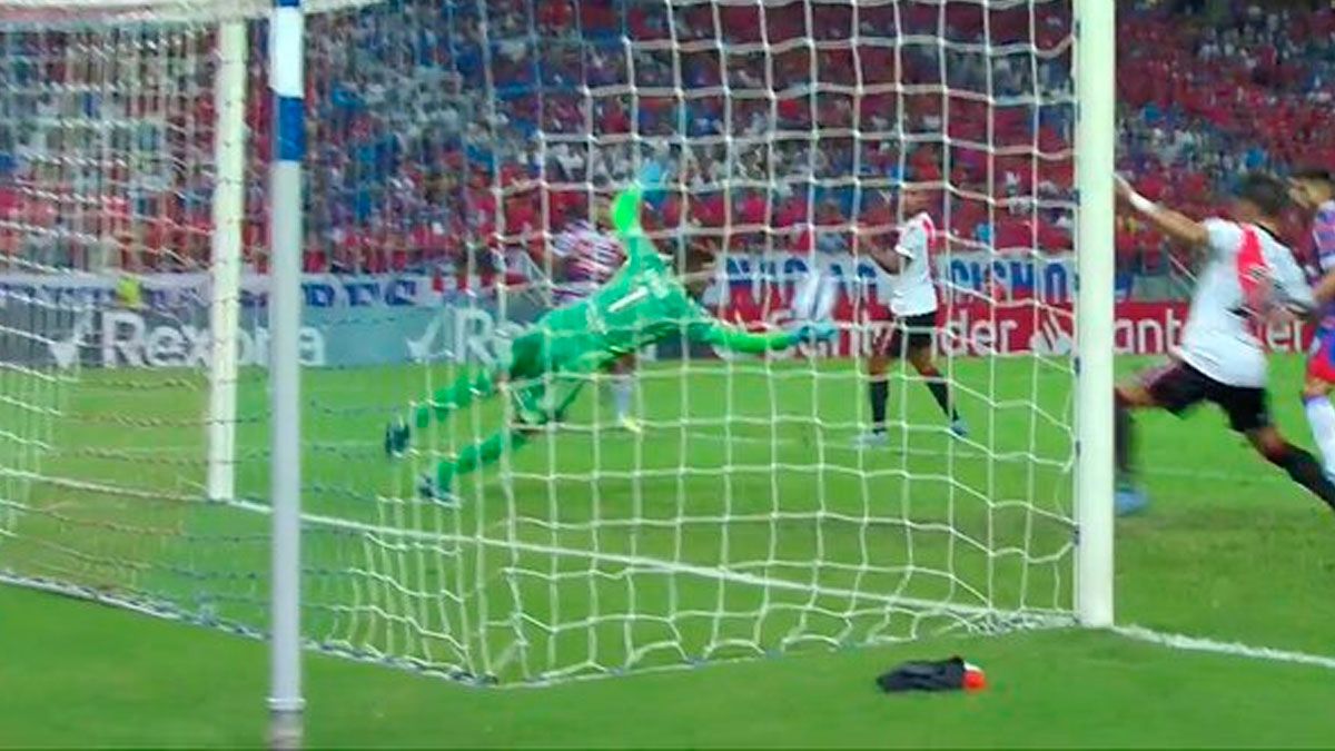 Armani y una de las tapadas claves en el arco de River.
