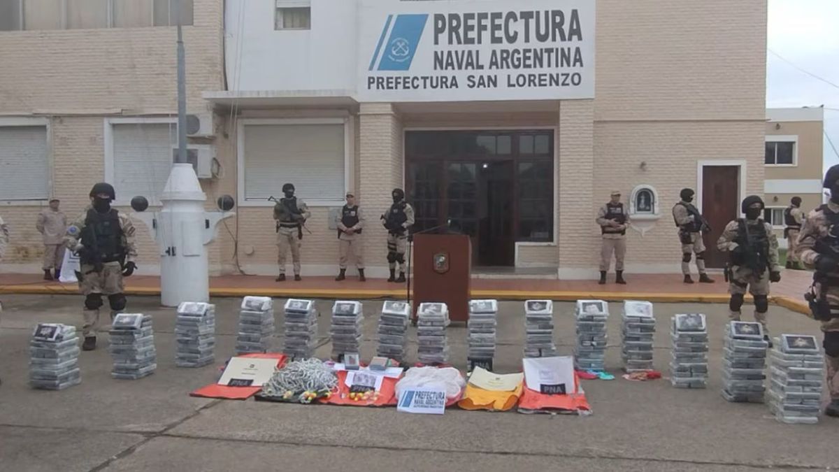 El hallazgo de la droga en Santa Fe representa una cifra estimada de 6 millones de dólares y se considera el operativo más importante realizado en aguas interiores del país.