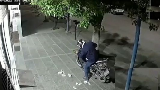 El peor ladrón del mundo: entró a robar a un local, se le cayó la plata y un singular detalle lo delató