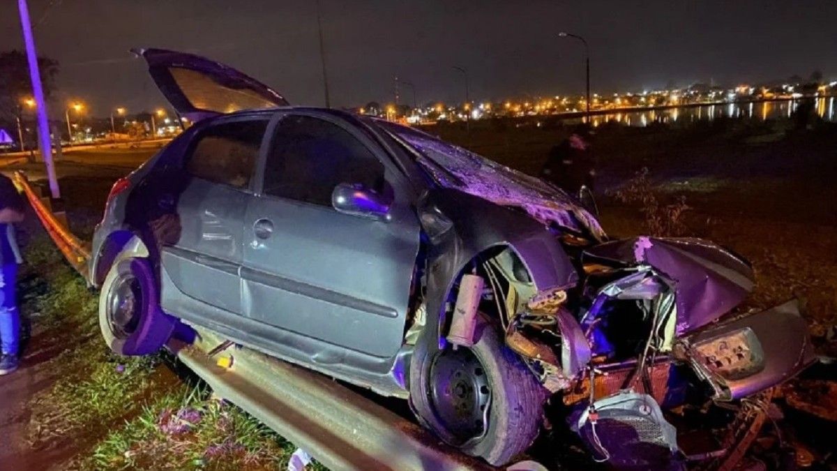 Así quedó el vehículo en el que viajaba el hombre junto a una mujer y el chico (Foto: gentileza misionesonline).