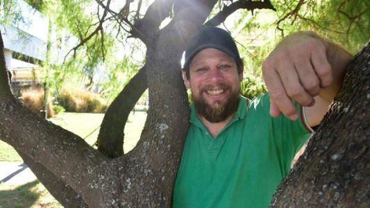 La historia de Lucas Recalde, el constructor de casas de triple impacto que no tiene techo