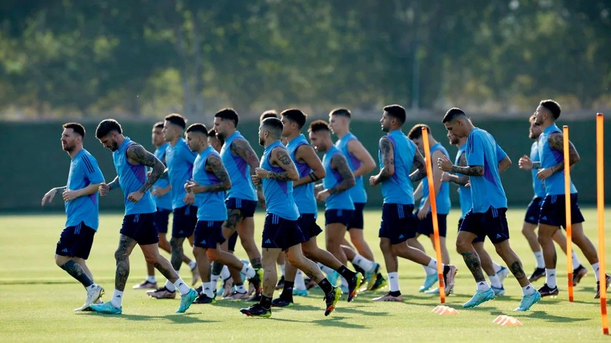 Selección Argentina: los jugadores se entrenan antes del debut mundialista ante Arabia Saudita. (Foto: Reuters)