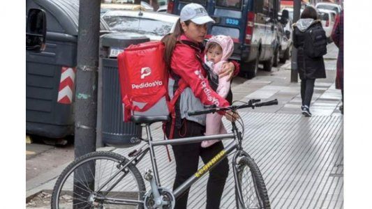 La historia de una madre con su hija haciendo delivery encendió la polémica