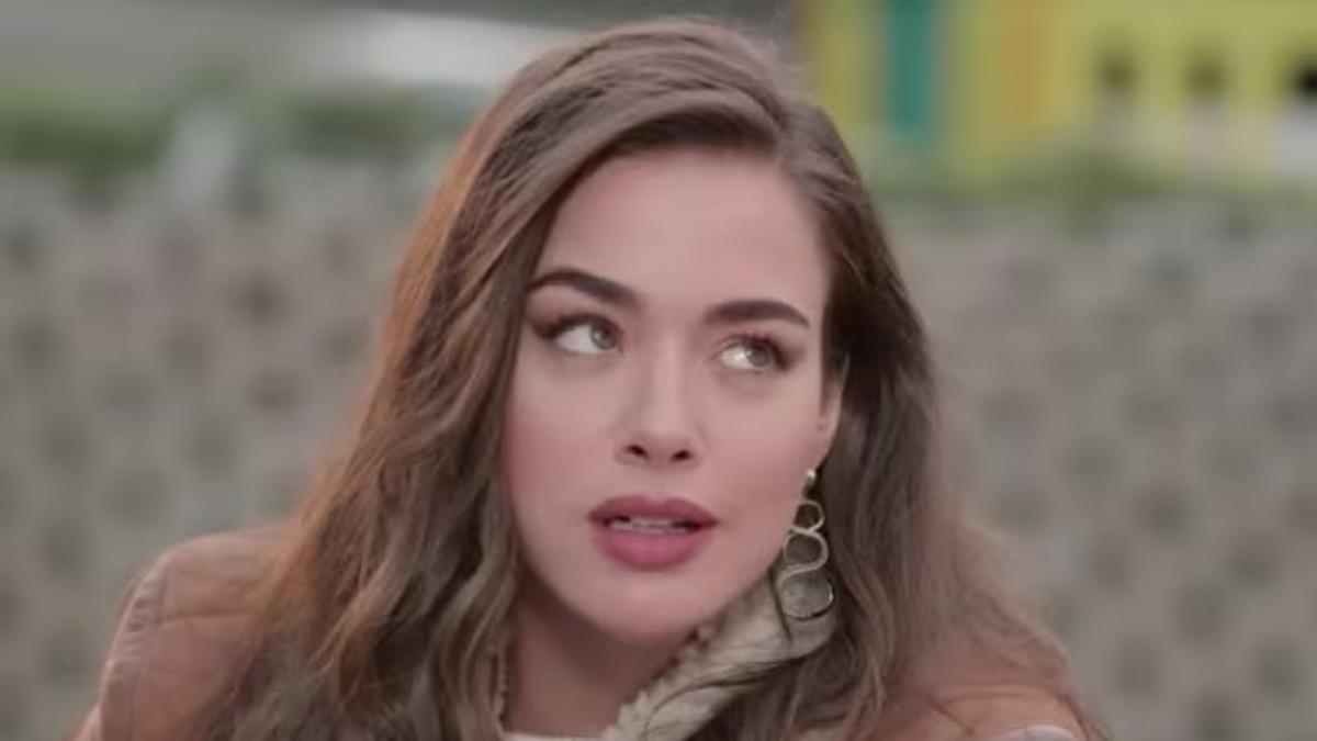 Azra y Burak, los protagonistas de esta historia que mezcla humor, amor y reflexiones sobre las relaciones actuales. Foto: Netflix. Azra y Burak, los protagonistas de esta historia que mezcla humor, amor y reflexiones sobre las relaciones actuales. Foto: Netflix.